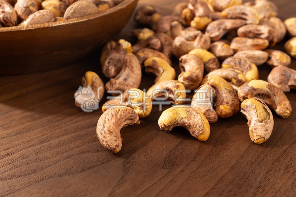 close up,ingredient,seed,savory,snack,skin,nut,food,meal,dessert,nuts,cashew nuts,stirfry,grocery,Food Ingredients,shell cashew nuts,cashew,ingredients