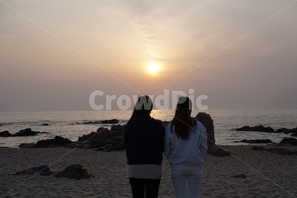 뒷모습,여자들,긴머리,해돋이,바다,일출,사람,인물,인간,human,person,여성,여자,woman,female,lady,친구,우정,friendship,companion,여행,휴가,traveling,vacation,trip