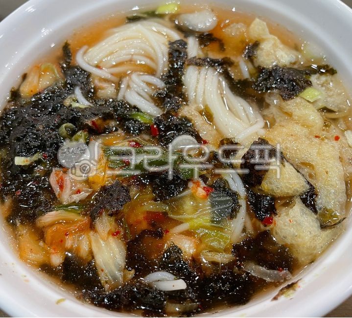 soup,seaweed powder,broth,vegetables,banquet noodles,red pepper powder,ingredients,cooking,kimchi,noodles,cook,seaweed,kimchi noodles,food,meal,somen,noodle dishes,dish,kimchi banquet noodles,green onions,tofu