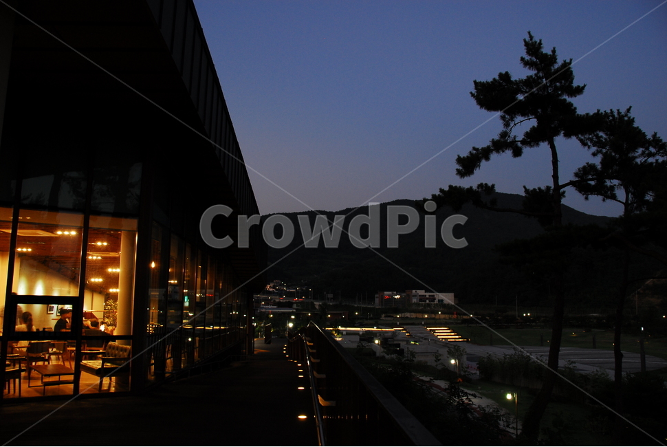 노을,풍경,배경,보라빛,붉은색,보라색,예쁜하늘,야경,밤,풍경,nightscape,night,landscape,건축물,건물외관,exterior,building,structure,architecture,construction,banister,난간,handrail,road,도로