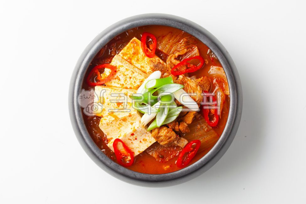 김치찌개,김치,찌개,국물,한국음식,한국문화,스튜,양념,고춧가루,음식,식사,식품,식료품,재료,식재료,음식재료,매콤한,짭짤한,돼지고기,두부,파,고추,고기