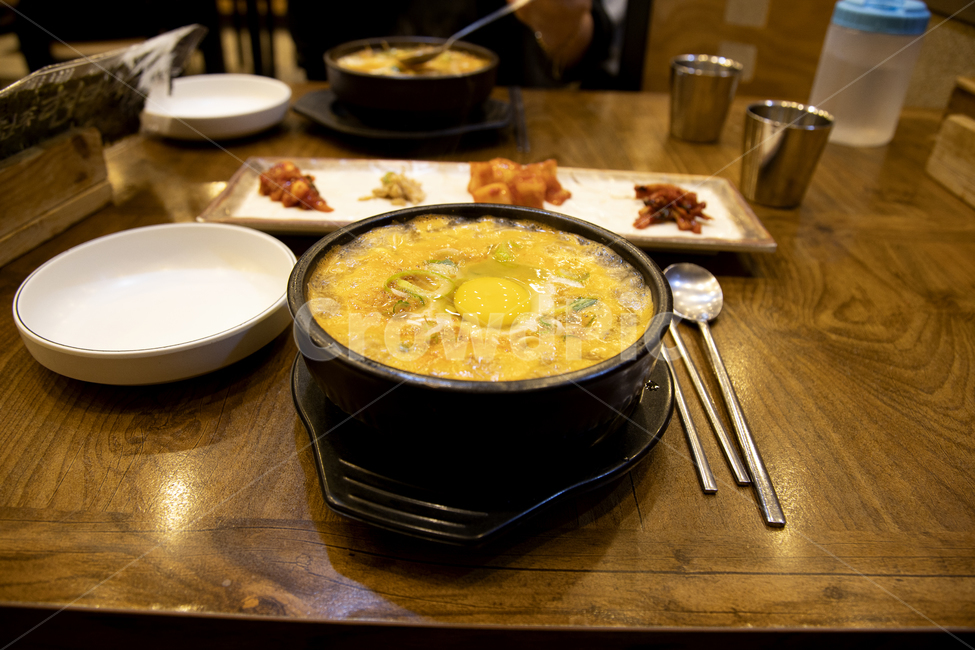 노란,계란,뚝배기,끓는,한식,한국전통,전통음식,콩나물,국물,그릇,숟가락,젓가락,반찬,반찬그릇,한국,식당,맛있는,해장국,물컵,식탁,생활,요리,식사,음식