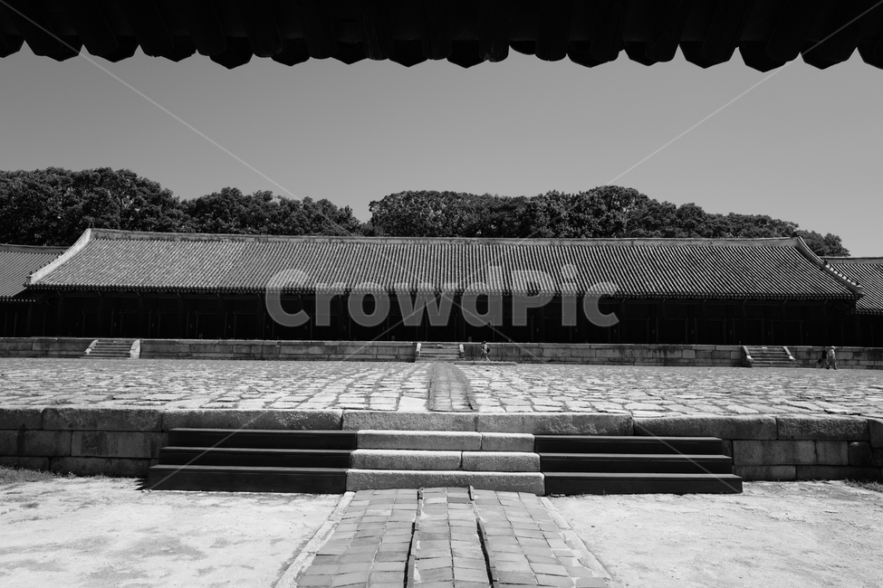 worldheritage,Jongmyo Shrine,world cultural heritage,koreanculture,koreatraditional,bnw,structure,shrine,blackout,blackandwhite,jongmyo,construction,traditional architecture,Grayscale,Korean tradition,architecture