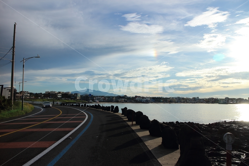 해안선,해안도로,하늘,구름,파란하늘,바위,방파제,바다,도로,아스팔트,가로등,road,sea,한라산,산,월정리,제주,제주도,제주풍경,늦여름,시원
