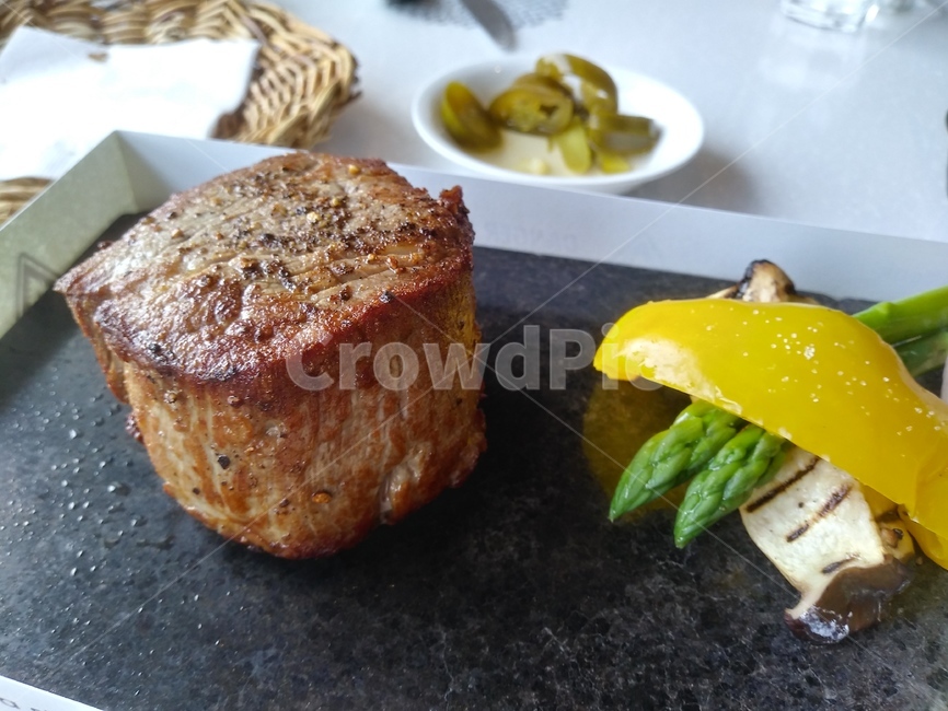 food,음식,스테이크,고기,육류,식사,먹거리,채소,야채,steak,meat,쇠고기,요리,cook,yellow,노랑,초록green,brown,맛있는,delicious,음식,식재료,요리,food,cook,meal,dishes,food reserves