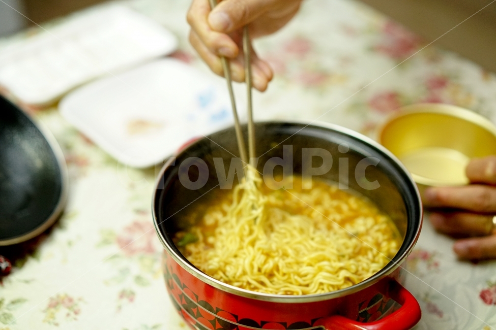 	야식,라면,간식,면발,면요리,매콤,얼큰,개운,속풀이,음식,푸드,먹방,집밥,식사,저녁메뉴,먹거리,사람,인물,인간,human,person,신체일부,몸,body,음식,식재료,요리,food,cook,meal,dishes,food reserves,면류,면요리,noodles,한식,한국음식,한국요리,korean food,korean dishes,korean meal,korean cook