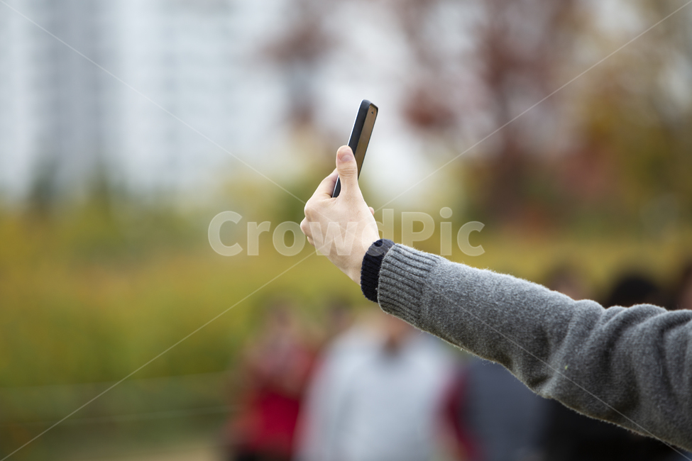 핸드모션,야외촬영,소스,손,손동작,손가락,피부,신체,팔목,손등,손목,왼손,핸드,사람,인물,손모양,스마트폰,스마트기기,터치스크린,어플,어플리케이션,터치,화면,셀카,셀피,셀피족,폰카,카메라,팔,휴대폰,사람,인물,인간,human,person,신체일부,몸,body,정보통신기술,전자기기,전자제품,it,information,technology,electronic equipment