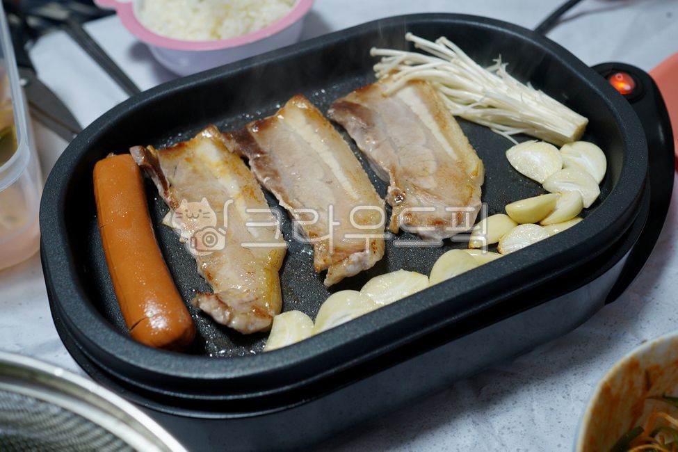 고기,삼겹살,돼지고기,소시지,밥상,마늘,팽이버섯,pork,enokimushroom,porksausages,pachae,porkbelly,bacon