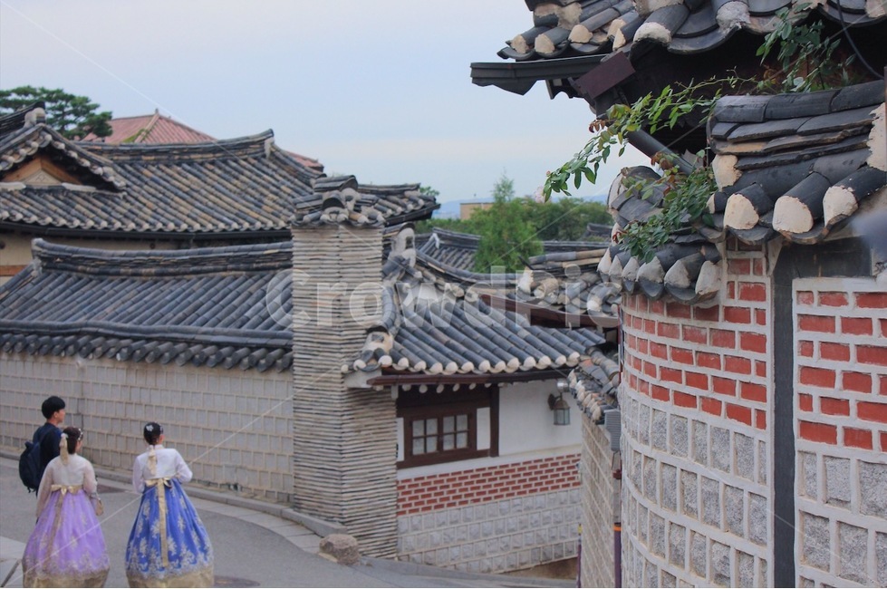한옥마을,한복,북촌한옥마을,전통,여자한복,한옥,풍경,roof,지붕,person,human,사람,인간,한국전통,한국문화,korean traditional,korean culture,한복,한국전통의상,hanbok,korean traditional clothes,건축물,건물외관,exterior,building,structure,architecture,construction