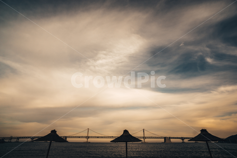 부산,광안리,하늘,광안대교,바다,파라솔,노을,해수욕장,다리,구름,해변,sky,sea,bridge,rest,sunset,sundown,backlight,evening,cloud,beach,parasol,자연,풍경,nature,landscape,해변,바다,beach,sea