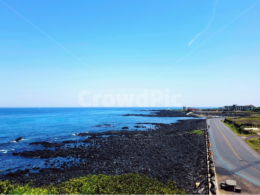 제주도,돌담,해변,바다,하늘,구름,길,돌길,방파제,돌,석회암,해변길,바닷길,물,바닷물,도로,파란색,검은색,수평선,자연,풍경,nature,landscape,한국자연풍경,한국자연경관,korea nature landscape,제주도,jeju,jeju island,road,freeway,고속 도로
