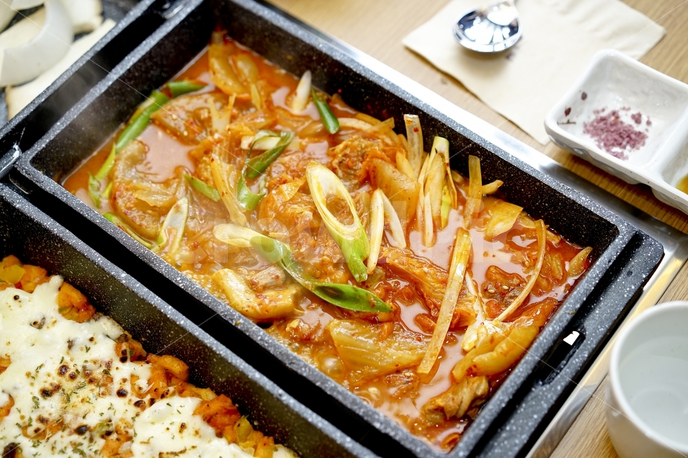 김치찜,안주,한국인,한국,한식,찜,김치,얼큰,매콤,푸드,반찬,술안주,먹방,찜요리,음식,식재료,요리,food,cook,meal,dishes,food reserves,한식,한국음식,한국요리,korean food,korean dishes,korean meal,korean cook