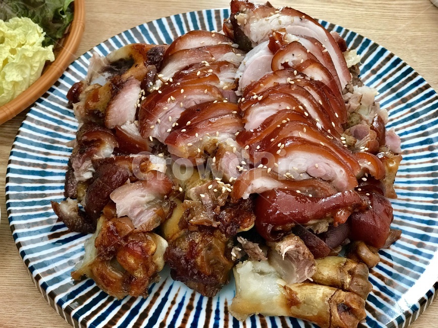 족발,돼지고기,돼지앞다리,줄무늬그릇,음식,음식,식재료,요리,food,cook,meal,dishes,food reserves