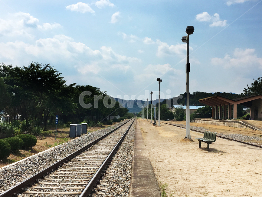 간이역,기찻길,하늘,산,벤치,가로등,풍경,교통,교통수단,traffic,transportation