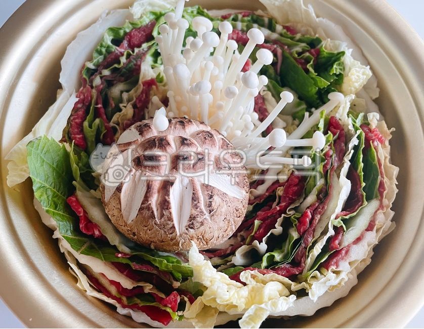 Yangpooni,Millefeuillenabe,beef,cow,Enoki Mushroom,Shiitake mushrooms,food,napa cabbage,meat,Shabu,mushroom