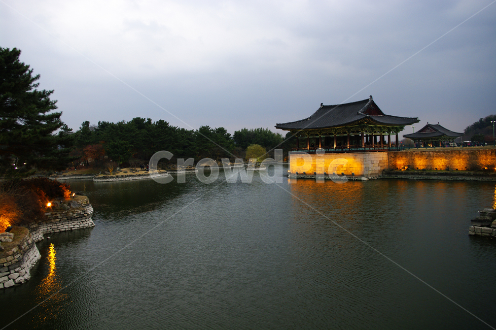 안압지,연못,경주,건축,지붕,traditional,전통,야경,밤,풍경,nightscape,night,landscape,한국전통,한국문화,korean traditional,korean culture,랜드마크,landmark,tourist attraction,한국랜드마크,한국관광지,한국명소,korea landmark,korea tourist attraction,건축물,건물외관,exterior,building,structure,architecture,construction