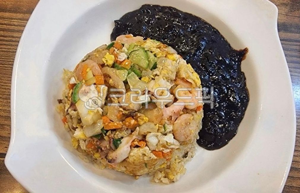 cocktail shrimp,shrimp,egg,vegetable,Jjajang Sauce,Seafood Jjajang Rice,Chinese cuisine,ingredients,abalone,cooking,mushroom,Jjajang Fried Rice,seafood,Sea cucumber,cook,rice,Chinese food,food,meal,Seafood fried rice,Samseon Fried Rice,Jjajang seasoning,d