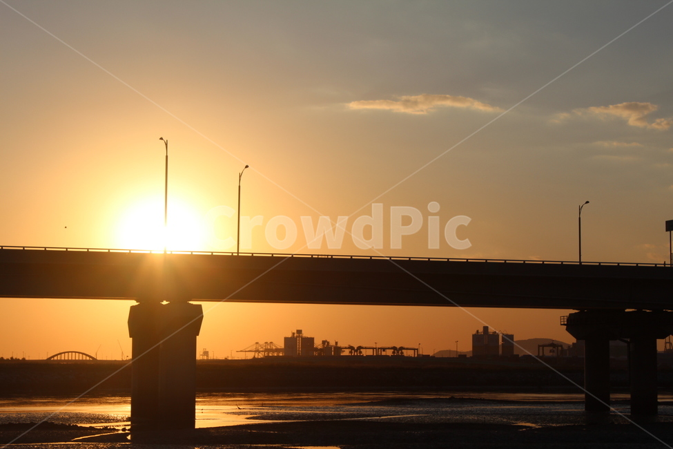 다리,노을,하늘,구름,가로등,대교,갯뻘,그림자,bridge,sunset,sky,cloud,도시,풍경,city,landscape,실루엣,그림자,silhouette,shadow
