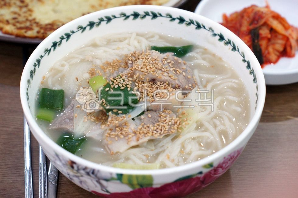 plating,ethmoid,bone broth,soup,soupbowl,noodles,noodle,meatnoodles,bowl,food,Meat Noodles,Plating,kfood,cooking,foodpresentation,Soup dish,Noodle dish