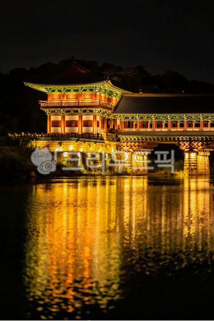night view,sky,reflection,liver,Gyeongju,Woljeong Bridge,gyeongju,Hanok,light,pavilion,hanok,river,bridge,cultural property,evening