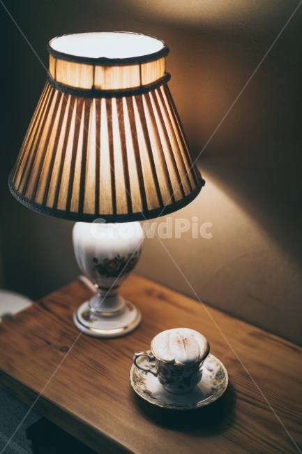 커피,찻잔,카페,아인슈페너,엔티크,조명,따뜻한,아늑한,커피,카페,coffee,cafe,감성,sensible,feeling,인테리어,실내디자인,interior design