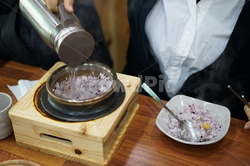 밥,돌솥밥,식사,음식,점심,점심식사,푸드,쌀밥,돌솥,먹방,식사시간,사람,먹거리,한식,한국사람,물,숭늉,사람,인물,인간,human,person,신체일부,몸,body,음식,식재료,요리,food,cook,meal,dishes,food reserves,곡류,곡식,cereals