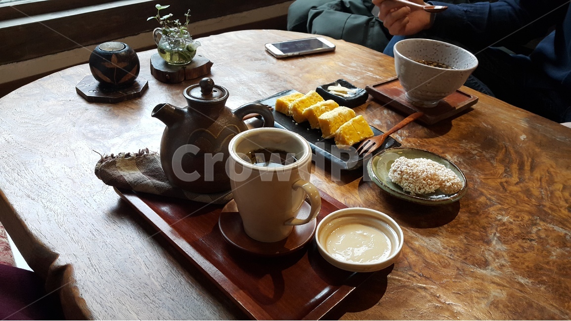 전통찻집,차,다과,잎차,떡,호박떡,주전자,한과,고전적인,찻집,전통차,분위기,한국적인,목재,다기,한국전통,한국문화,korean traditional,korean culture,음식,식재료,요리,food,cook,meal,dishes,food reserves