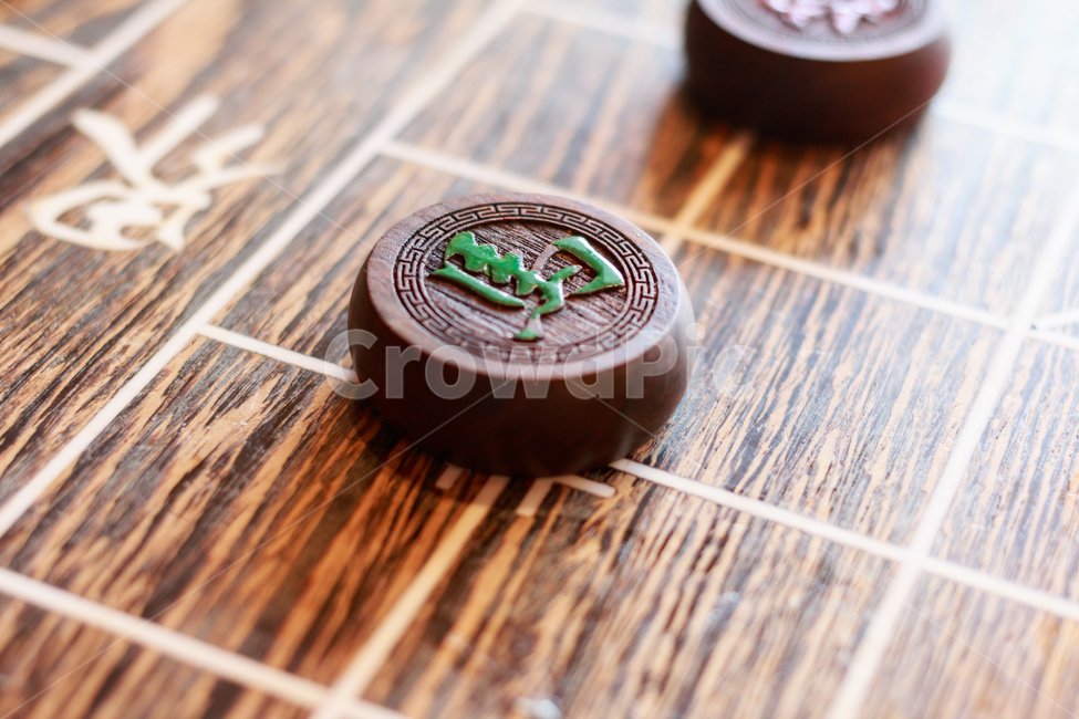 장기,체스,차이니즈체스,장기알,장기판,목재,나무,질감,중국,동양,아시아,조각,탁자,테이블,놀이,오락,게임,전통놀이,전통,문화,민속,승부,전략,나무토막,한자,글씨,한문,진법,나무판,전쟁,직사강형,전술,두뇌싸움,문자