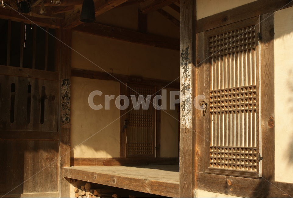 한옥,초가집,문,나무,한국적인,traditional,한국전통,한국문화,korean traditional,korean culture,건축물,건물외관,exterior,building,structure,architecture,construction