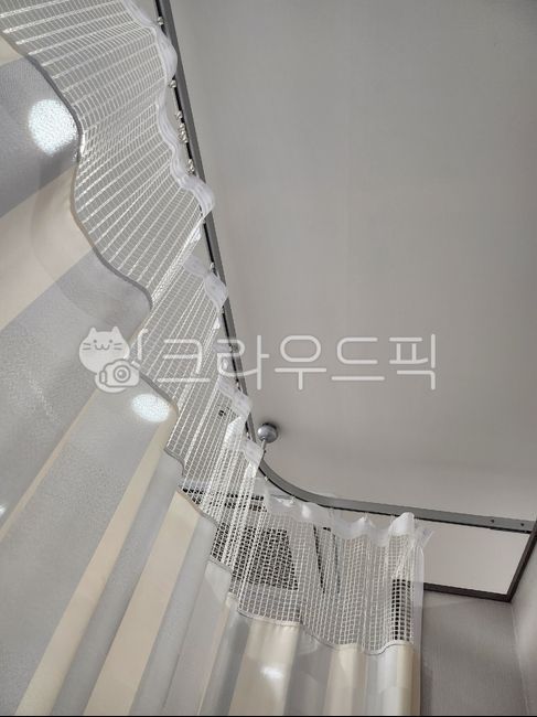 physical therapy room,Hospital private room,Physiotherapy,hospital room curtain,emergency room,anemia,hospital room ceiling,Cold body aches,hospital ceiling,hospital,collapse,faint