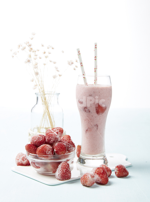 딸기,strawberry,냉동과일,과일,얼린,ice,fruit,food,음식,달콤한,sweet,red,밀크쉐이크,milkshake,우유,smoothie,마실것,drink,beverage,juice,주스,과일,열매,fruit