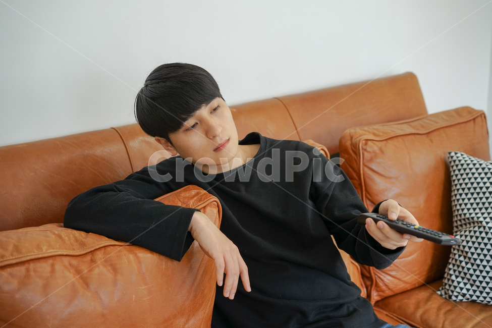 쇼파,소파,휴식,남성,남자,거실,휴일,sofa,실내,쿠션,rest,가구,티비,시청,텔레비전,tv,리모콘,리모컨,지루한,나른한,지루함,따분함,심심함,집콕,방구석,일상,집돌이,따분한,심심한,사람,인물,인간,human,person,남성,남자,man,male