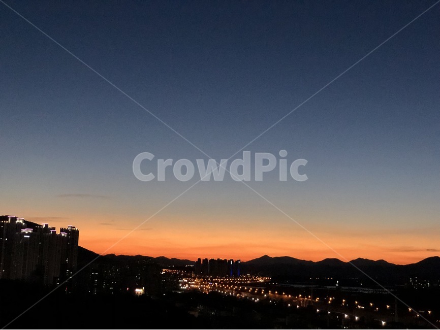 노을,하늘,불빛,밤,sky,야경,밤,풍경,nightscape,night,landscape,도시,city,한국도시풍경,한국도시경관,korea cityscape,nature,자연,outdoors,옥외,sunset,일몰,dawn,새벽,red sky,붉은 하늘,dusk,황혼,silhouette,실루엣