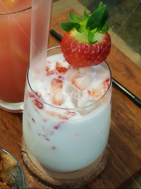 딸기우유,딸기,딸기라떼,겨울과일,겨울간식,간식,딸기홀릭,디저트,과일음료,과일티,카페,음료수,drink,beverage