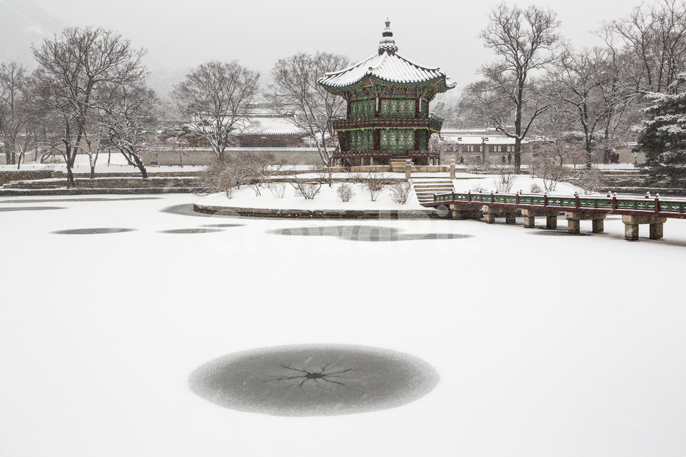 향원정,경복궁,설경,풍경,문화유산,겨울,계절,winter,season,한국전통,한국문화,korean traditional,korean culture,랜드마크,landmark,tourist attraction,한국랜드마크,한국관광지,한국명소,korea landmark,korea tourist attraction