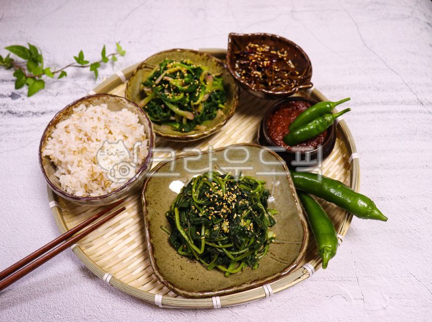 시골밥상,밥상,소쿠리,바구니,음식,한식,한상,점심,간단한,혼밥,나물반찬,고추,쌈장,한끼,식사,음식,식재료,요리,food,cook,meal,dishes,food reserves