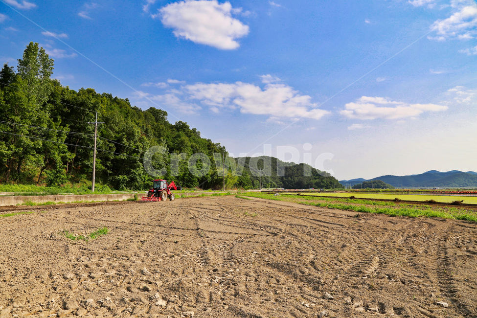 트랙터,로타리,로타리작업,밭갈기,밭갈이,자연,풍경,nature,landscape,시골,마을,country,rural,town,산업,industry,industrial,농업,농사,agriculture,farming,farming industry,soil,흙,ground,바닥,land,땅,outdoors,옥외