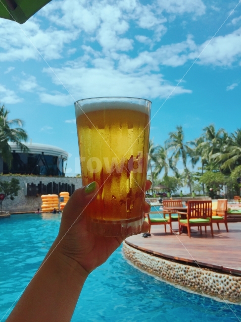 맥주,상쾌함,파타야,방콕,즐거움,여름,계절,summer,season,사람,인물,인간,human,person,신체일부,몸,body,여행,휴가,traveling,vacation,trip,술,주류,alcohol,glass,유리