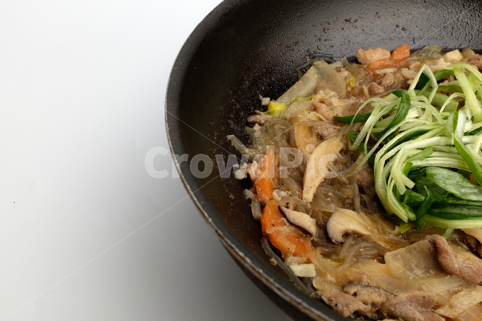 돼지고기,불고기,간장불고기,양념,간장양념,한국문화,한국음식,음식,바베큐,고기,반찬,식사,파,당근,당면,요리,구이,맛있는,기름진,고소한,달콤한,뜨거운
