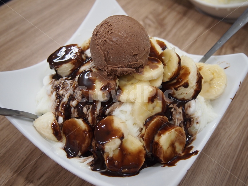 빙수,초코빙수,바나나,초코아이스크림,수저,얼음,디저트,간식,후식,dessert,snack