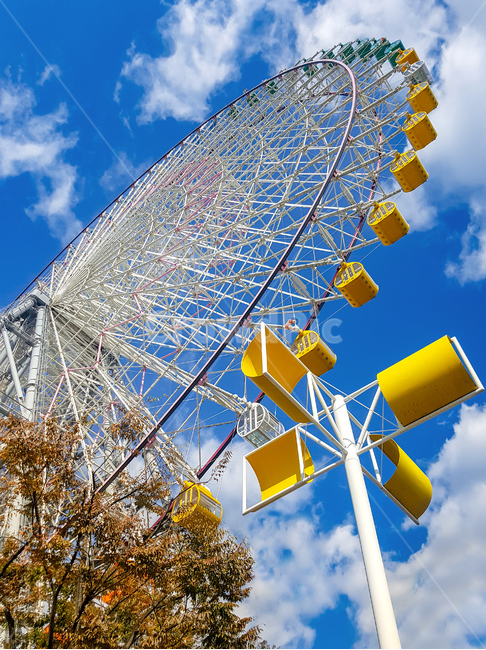 관람차,하늘,파랑,노랑,구름,놀이공원,놀이동산,놀이터,amusement park,playground