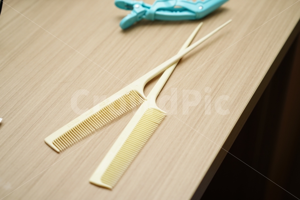빗,꼬리빗,도구,미용재료,미용실,미용,헤어도구,헤어,핀셋,악어핀셋,플라스틱,일상,사물,물건,오브젝트,thing,object,matter