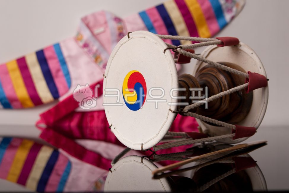 장구,한국음악,타악기,한복,전통문화,태극무뉘,아름다움,리듬,장단,춤,culture,koreanclothing,percussion,instrument,dance,nationalflag,beautiful,한국전통,한국문화,korean traditional,korean culture,악기,음향기기,musical instrument,musical equipment