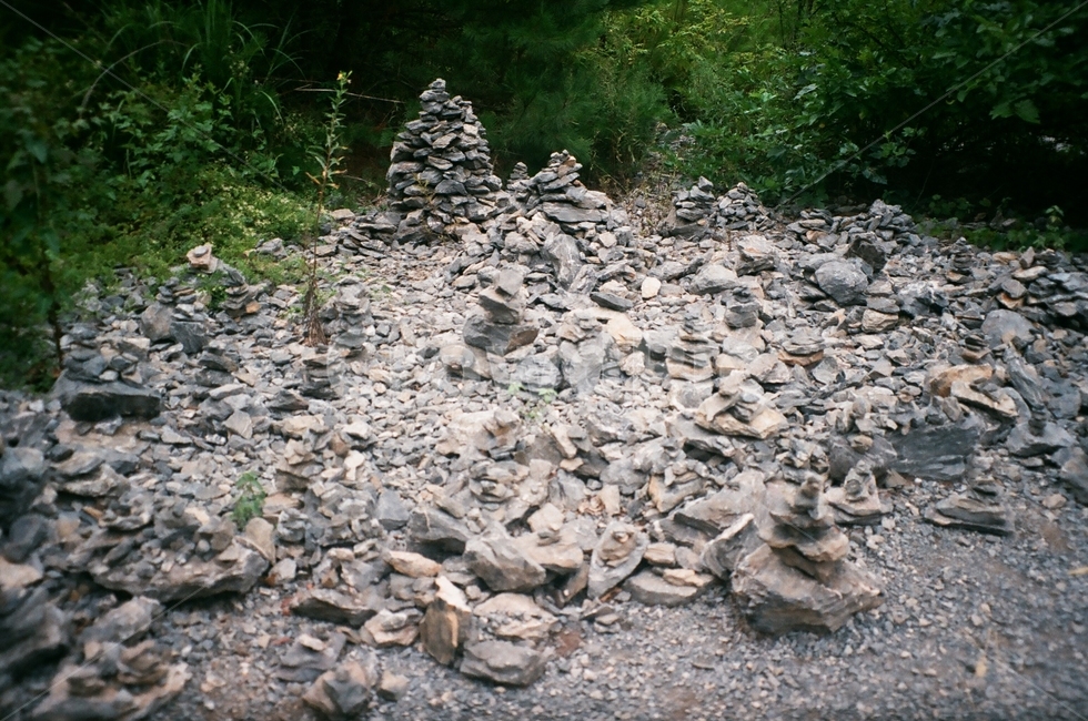 돌탑,기도,소원,돌,stone,자연,풍경,nature,landscape,rubble,파편,dirt road,흙길,road,도로,gravel,자갈,ground,바닥