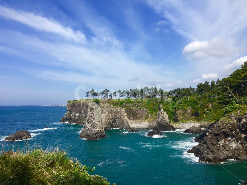 제주도,바다,여행,국내여행,풍경,하늘,구름,절벽,제주,해안가,가족여행,jeju,jejuisland,sea,ocean,자연,landscape,경치,절경,coast,해안,beach,해변,seascape,water,shore,outdoor,야외,trip,travel,nature,natural,봄,여름,spring,summer,계절,season,rock,바위,암석,cape,view,niceview,한국,korea,coastline,휴일,holiday,vacation,휴가,beautiful,sky,bluesky,clouds,cliff,asia,아시아,colorful,blue,trees,green,bay,힐링,healing,resort,휴양지,자연,풍경,nature,landscape,한국자연풍경,한국자연경관,korea nature landscape,제주도,jeju,jeju island,promontory,곶,outdoors,옥외,낭떠러지,land,땅,물,shoreline,해안선