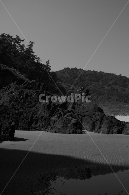 흑백,돌,바닷가,그림자,bw,자연,풍경,nature,landscape,흑백,모노톤,monochrome,black and white,soil,흙,outdoors,옥외,sand,모래