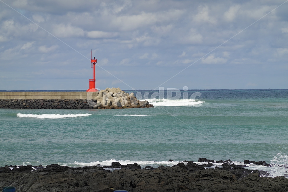 architecture,building,tower,ocean,sea,nature,water,outdoors,건축물,건물,탑,대양,바다,자연,물,옥외,등대,파도