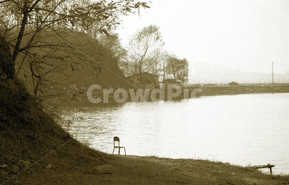 의자,쉼터,여유,낭만,힐링,바다,석양,빈티지,기억,추억,오래된,old,seaside,chair,나무,평화로운,평온,휴식,빈자리,필름,아날로그,자연,풍경,nature,landscape,시골,마을,country,rural,town,흑백,모노톤,monochrome,black and white,water,물,outdoors,옥외