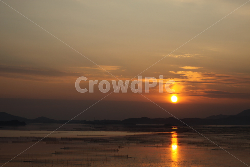 순천,화포해변,해넘이,노을,바다,빛살,보케,반영,정적,배,구름,자연,풍경,nature,landscape,sunlight,햇빛,outdoors,옥외,dusk,황혼,sky,하늘,dawn,새벽,red sky,붉은 하늘,sunset,일몰