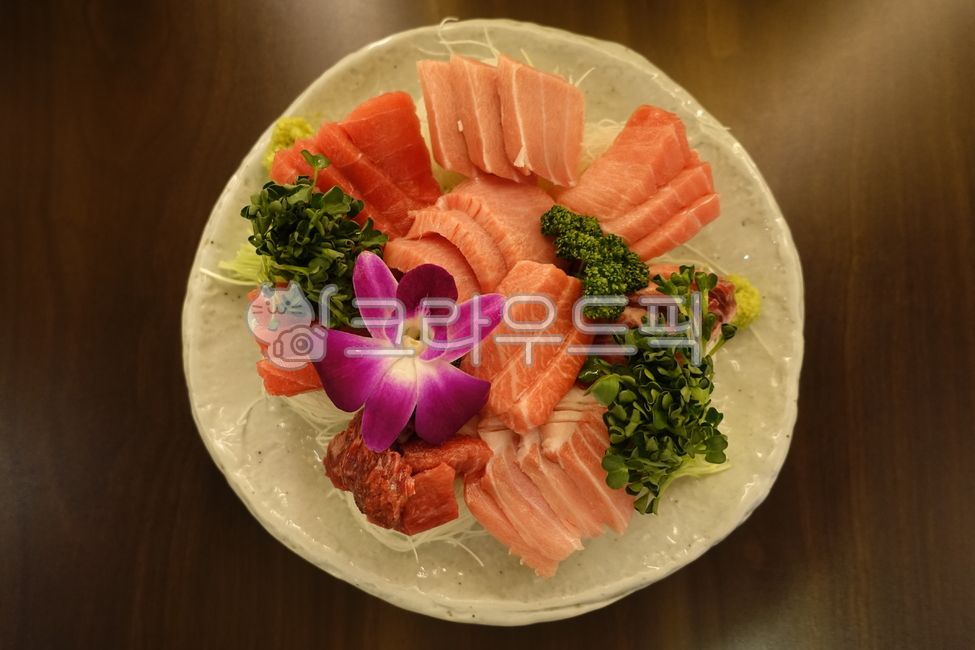 Tsukiji Market Tuna Sashimi (츠키지 시장 참치회)